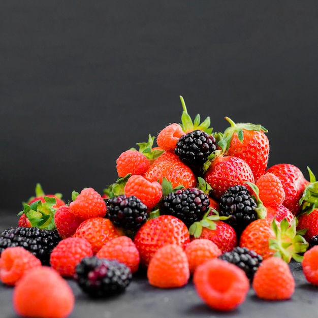 Фото Смешайте натуральные ягоды на столе