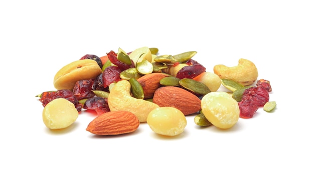 Mix noten, droog fruit en druiven op een witte achtergrondmacadamiaalmondcashewnoten