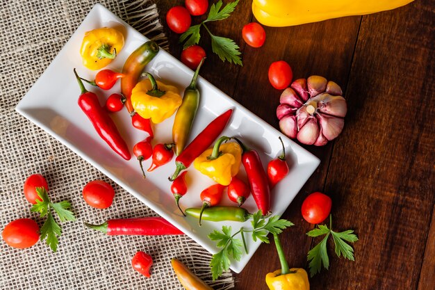 Foto mix di peperoni con pomodoro, aglio e olio d'oliva.