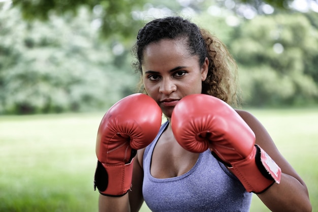 レースアフリカ系アメリカ人女性と赤いボクシンググローブを混ぜる