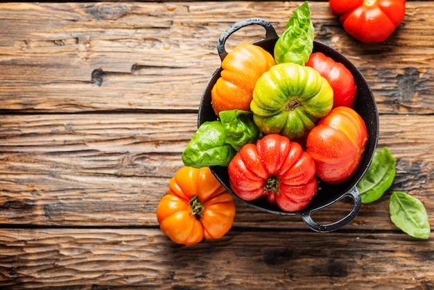 Photo mix of red, orange and green tomatoes