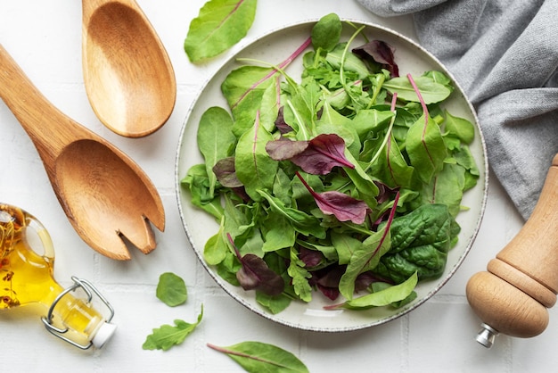 サラダの葉を混ぜて 健康的な食べ物 緑のミール