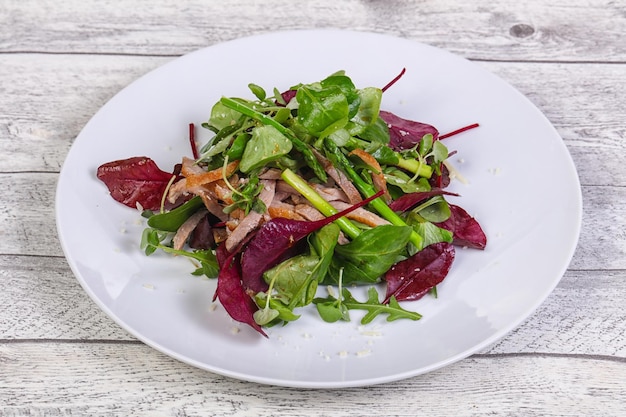 Mescolare l'insalata con carne e asparagi