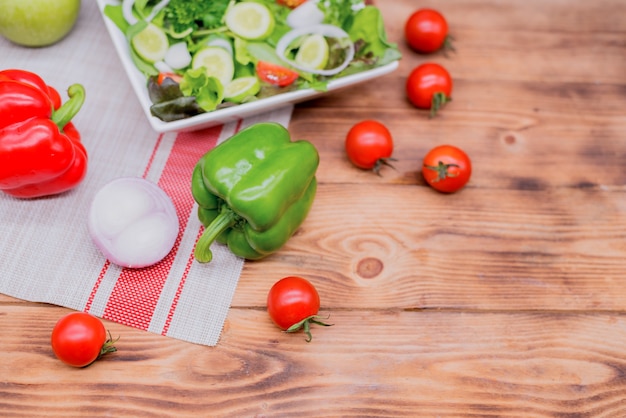 Mix Salade en gezond. Verse biologische groenten voor het koken van dieetvoeding.