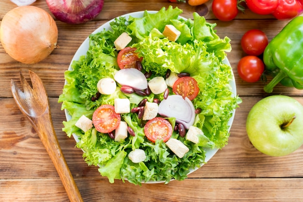 Mix Salade en gezond. Verse biologische groenten voor het koken van dieetvoeding.