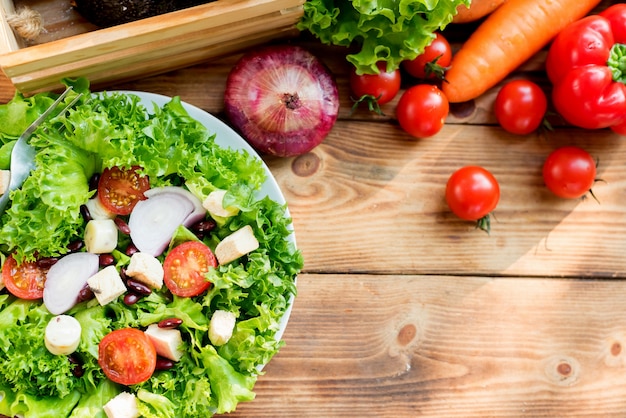 Mix Salade en gezond. Verse biologische groenten voor het koken van dieetvoeding.