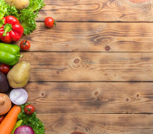 Mix salade en gezond voedsel. verse biologische groenten voor het koken van dieetvoeding op hout achtergrond.