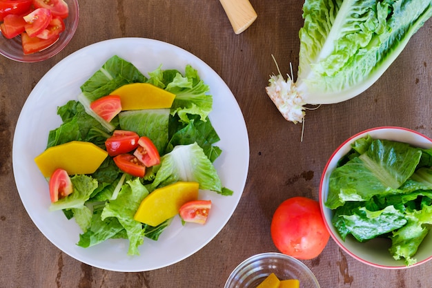 Mix saladegroente in witte schotel, veganistisch