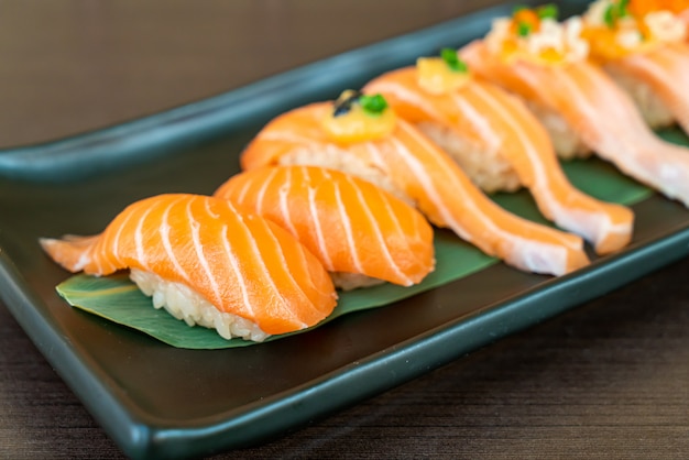 Mix salmone sushi set