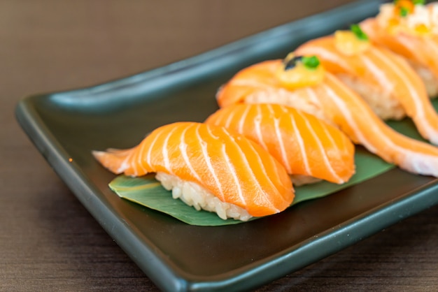 Mix salmone sushi set