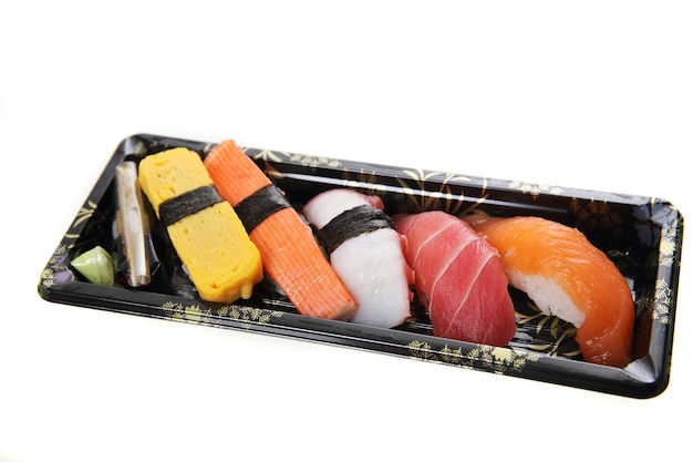 Mescolare il sushi isolato in sfondo bianco