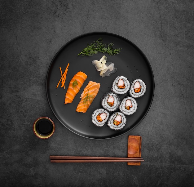 Foto mix di sushi con salsa di soia e bacchette