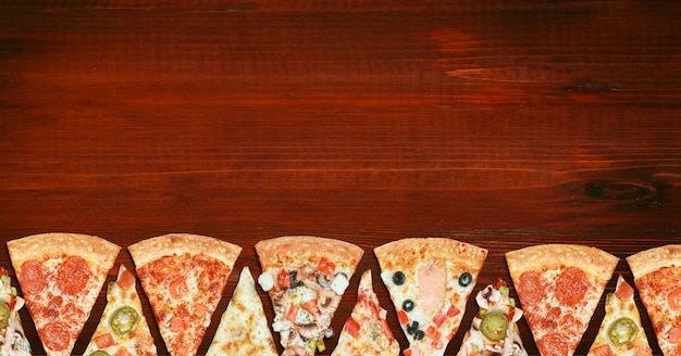 Mix van acht verschillende pizza's op een houten tafel menu concept van keuze en diversiteit