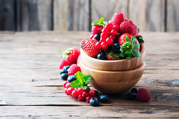 Mix van berry op de houten tafel