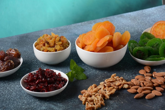 Mix van gedroogde en zongedroogde vruchten en noten kiwi abrikoos symbolen van de joodse feestdag van tu bishvat