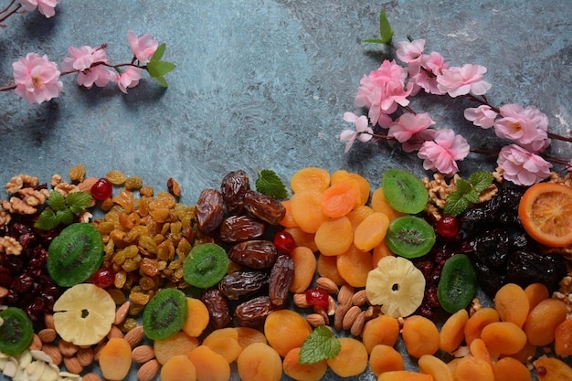 Mix van gedroogde en zongedroogde vruchten en noten Kiwi abrikoos Symbolen van de Joodse feestdag van Tu BiShvat