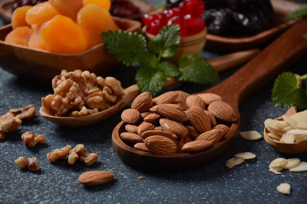 Mix van gedroogde en zongedroogde vruchten in een houten dienblad Uitzicht van bovenaf Symbolen van de Joodse feestdag van Tu BiShvat