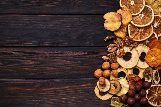 Mix van gedroogde vruchten en noten op een houten tafel