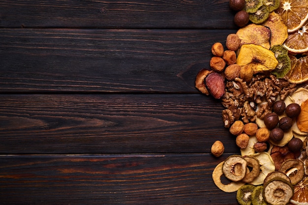 Foto mix van gedroogde vruchten en noten op een houten tafel