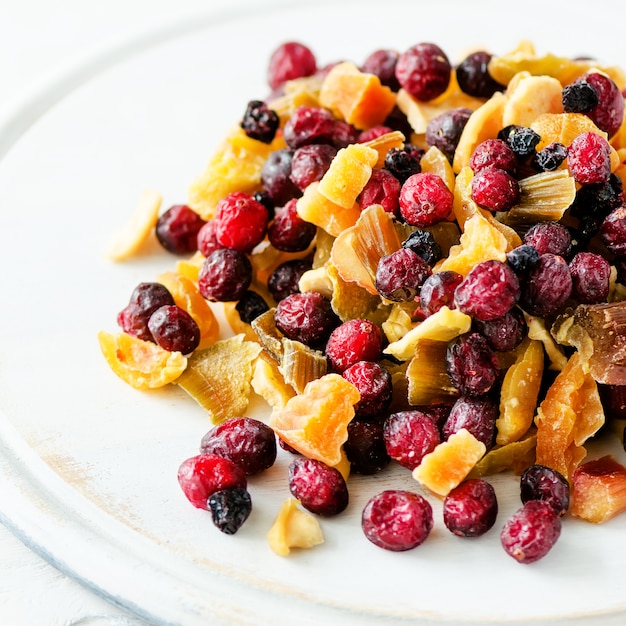 Mix van gedroogde vruchten op steen. cranberry, rabarber, appel, mango, kers, perzik, abrikoos. handgemaakte snoepjes geen suiker.