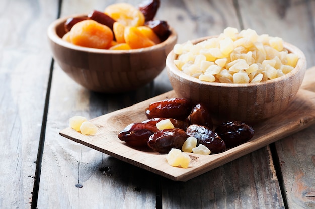 Mix van gedroogde vruchten op tafel