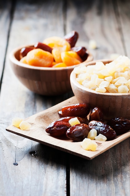 Mix van gedroogde vruchten op tafel