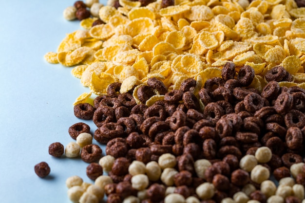 Mix van geglazuurde, droge, chocoladeballetjes, ringen en gele cornflakes voor ontbijtgranen