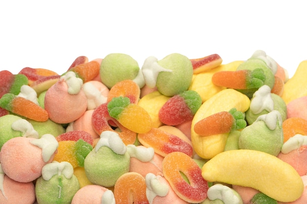 Mix van gelei candys en marshmallows geïsoleerd op een witte achtergrond