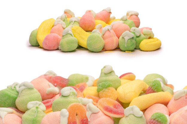 Mix van gelei candys en marshmallows geïsoleerd op een witte achtergrond