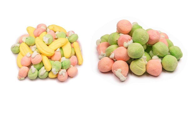 Mix van gelei kleurrijke snoepjes en marshmallows geïsoleerd op een witte achtergrond