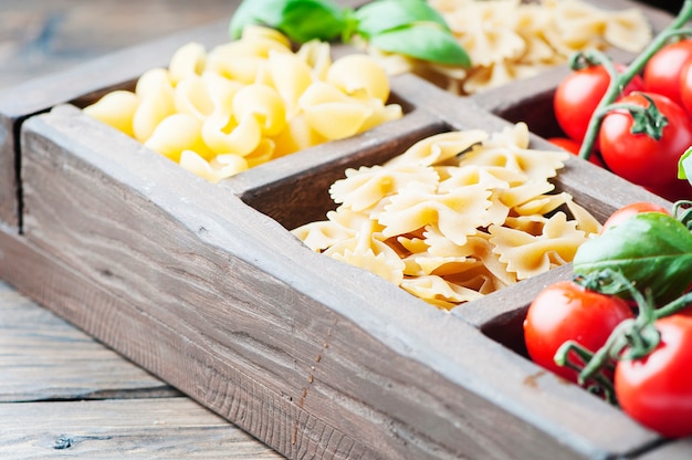 Mix van Italiaanse pasta in de houten kist