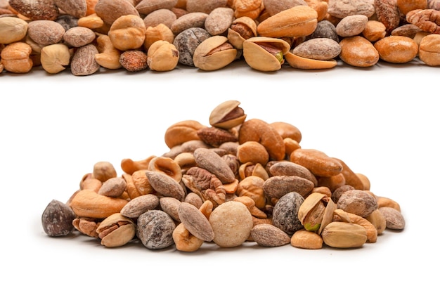 Mix van lekkere zoute noten Een groepje amandelen pistachenoten walnoten macadamia cashewnoten