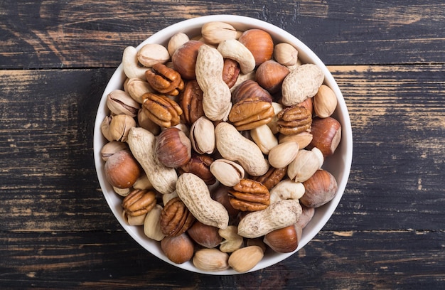 Mix van noten in bord pecannoten, hazelnoten, pistachenoten, cashewnoten en pinda's