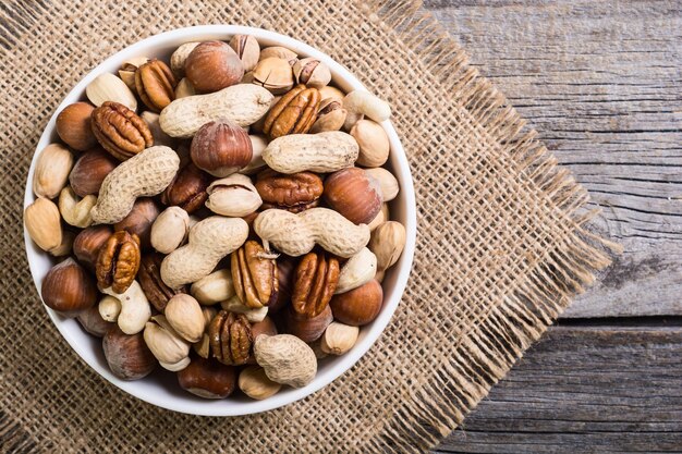 Mix van noten in bord pecannoten, hazelnoten, pistachenoten, cashewnoten en pinda's