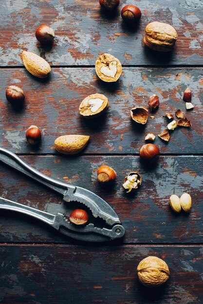 Mix van noten op donkere houten tafel, walnoten en amandel, gezonde verschillende superfoods, bovenaanzicht, selectieve focus