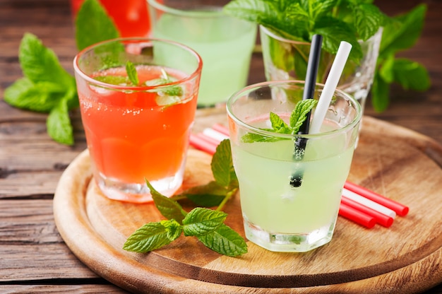 Mix van rode en groene cocktails met rum en munt