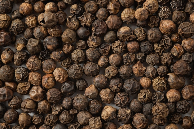 Mix van rode peperkorrels, close-up zicht op rode gedroogde peperkorrels