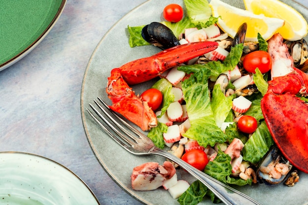 Mix van salade met oesters mosselen kreeft en groenten