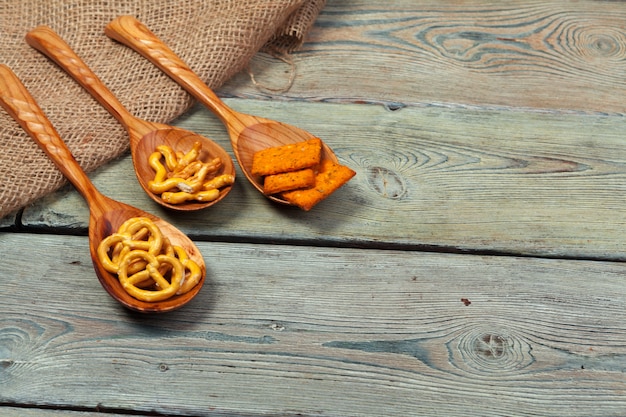 Mix van snacks op een houten lepel