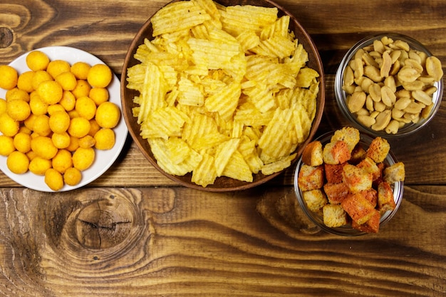 Mix van snacks voor bier op houten tafel. Bovenaanzicht