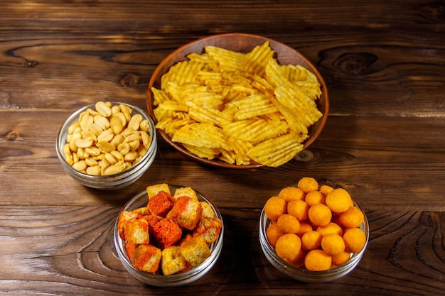 Mix van snacks voor bier op houten tafel