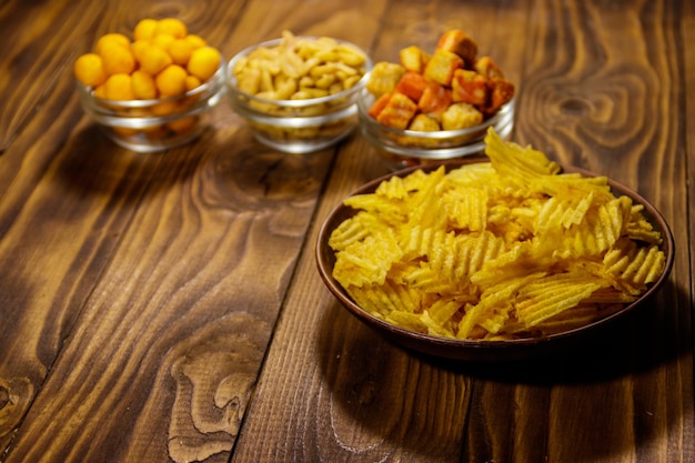 Mix van snacks voor bier op houten tafel