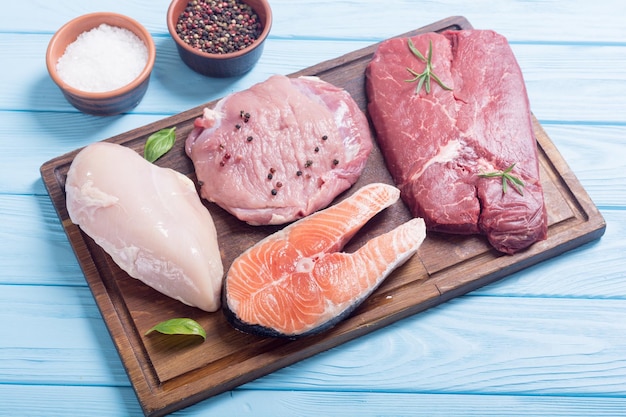 Mix van steakvlees, zalm, rundvlees, varkensvlees en kip