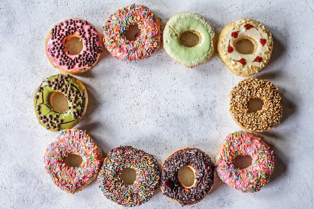 Mix van veelkleurige zoete donuts met gekleurde hagelslag