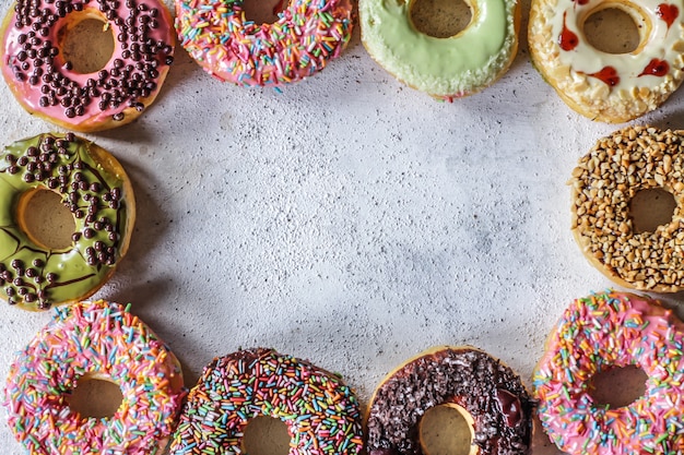 Mix van veelkleurige zoete donuts met gekleurde hagelslag