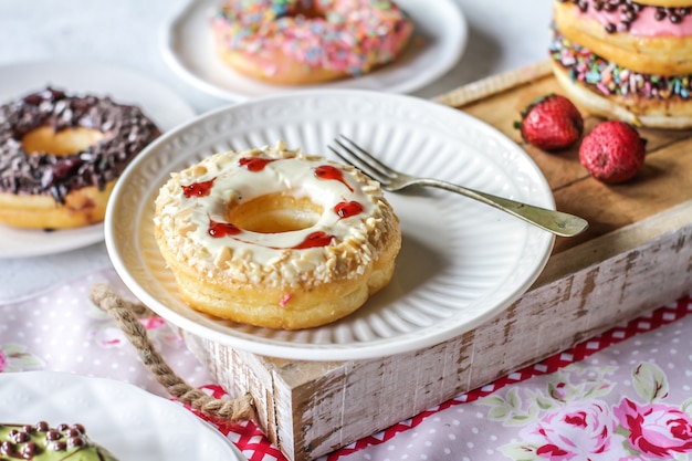 Mix van veelkleurige zoete donuts met gekleurde hagelslag