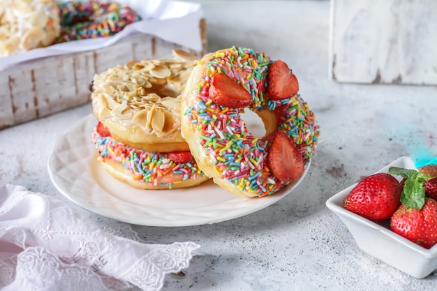 Mix van veelkleurige zoete donuts met gekleurde hagelslag