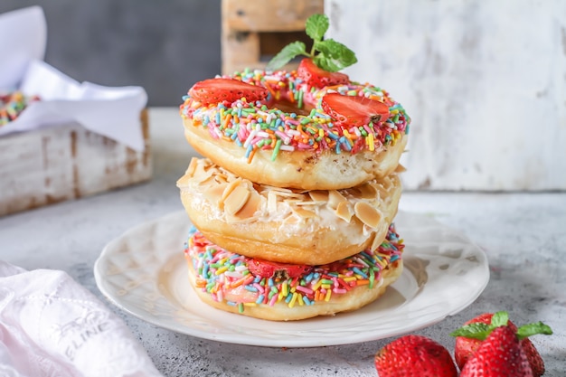 Mix van veelkleurige zoete donuts met gekleurde hagelslag