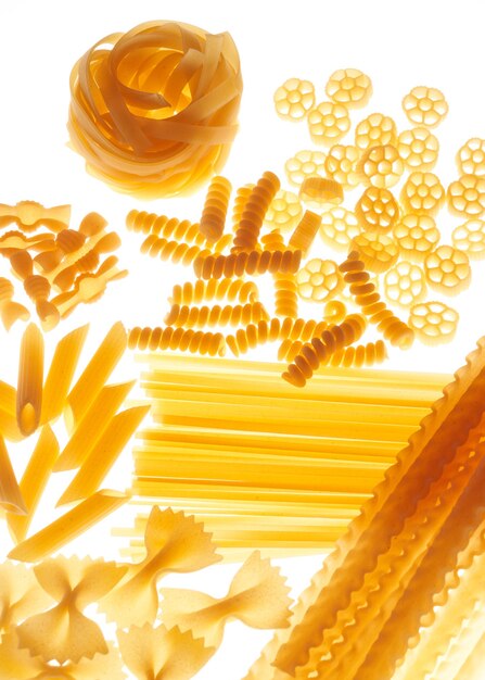 Mix van verschillende soorten pasta geïsoleerd op wit, bodemverlichting, diverse macaroni