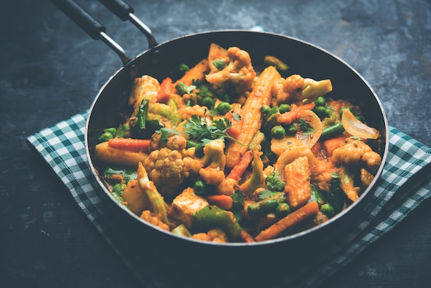 Mix di verdure al curry - la ricetta del piatto principale indiano contiene carote, cavolfiori, piselli e fagioli, mais, peperoni e paneer o ricotta con masala tradizionale e curry